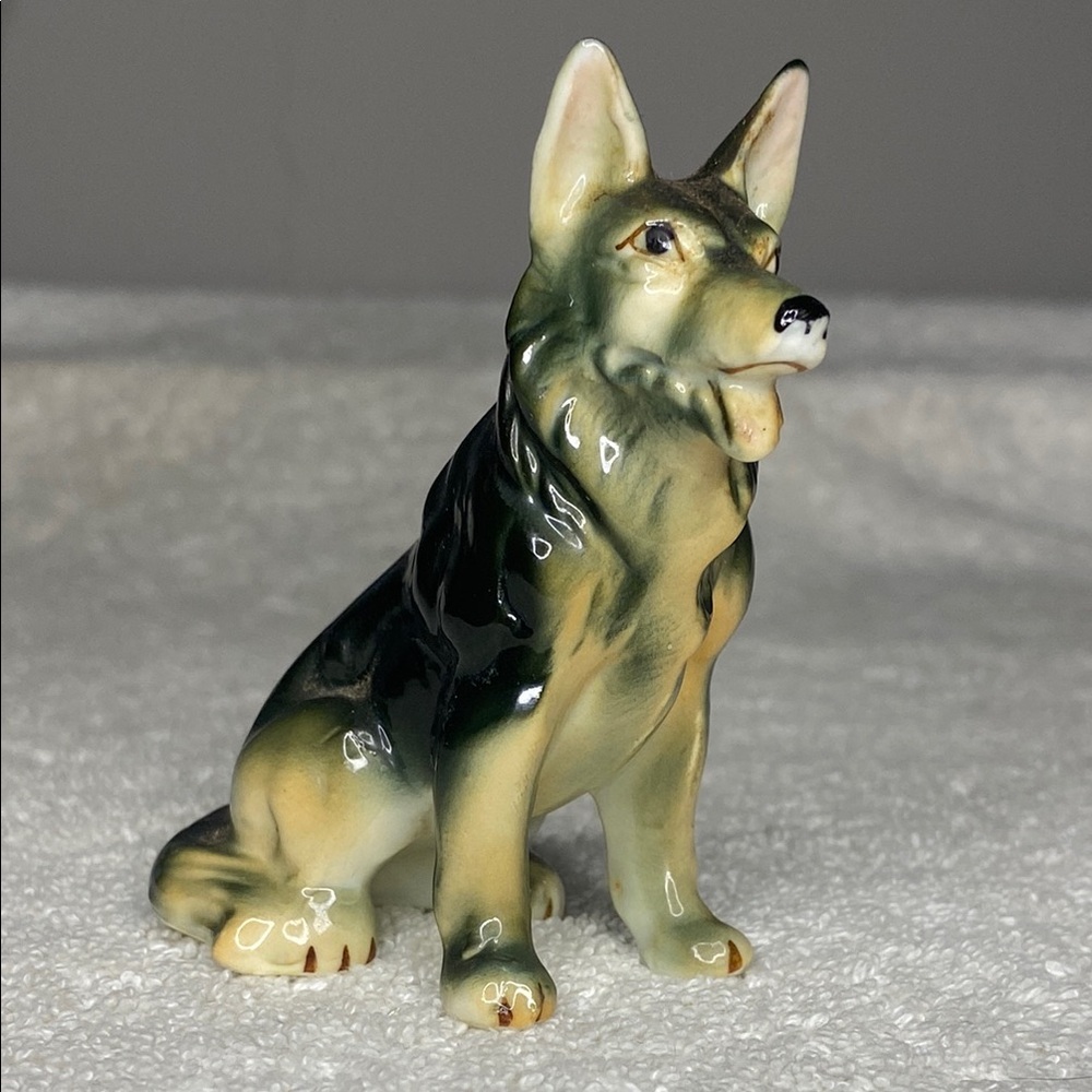 Vintage German Shepard Figurine with Black and Tan Coloring NO CHIPS (3.5in)